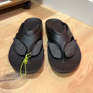 NWT Oofos Recovery sandals - black - 9W/7M